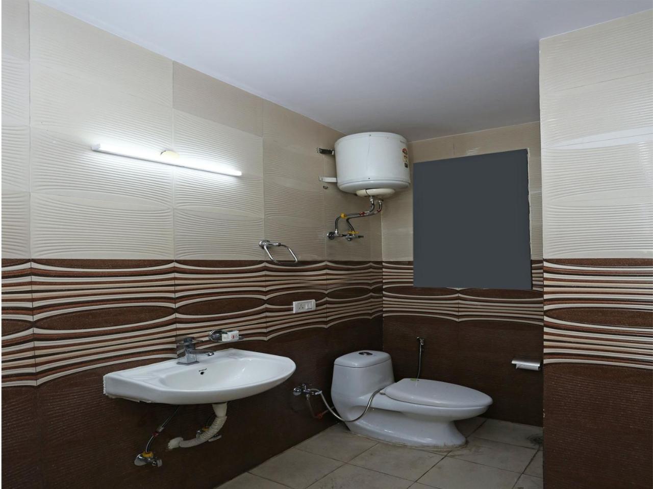 Oyo 472 Hotel Sareen Nowe Delhi Zewnętrze zdjęcie